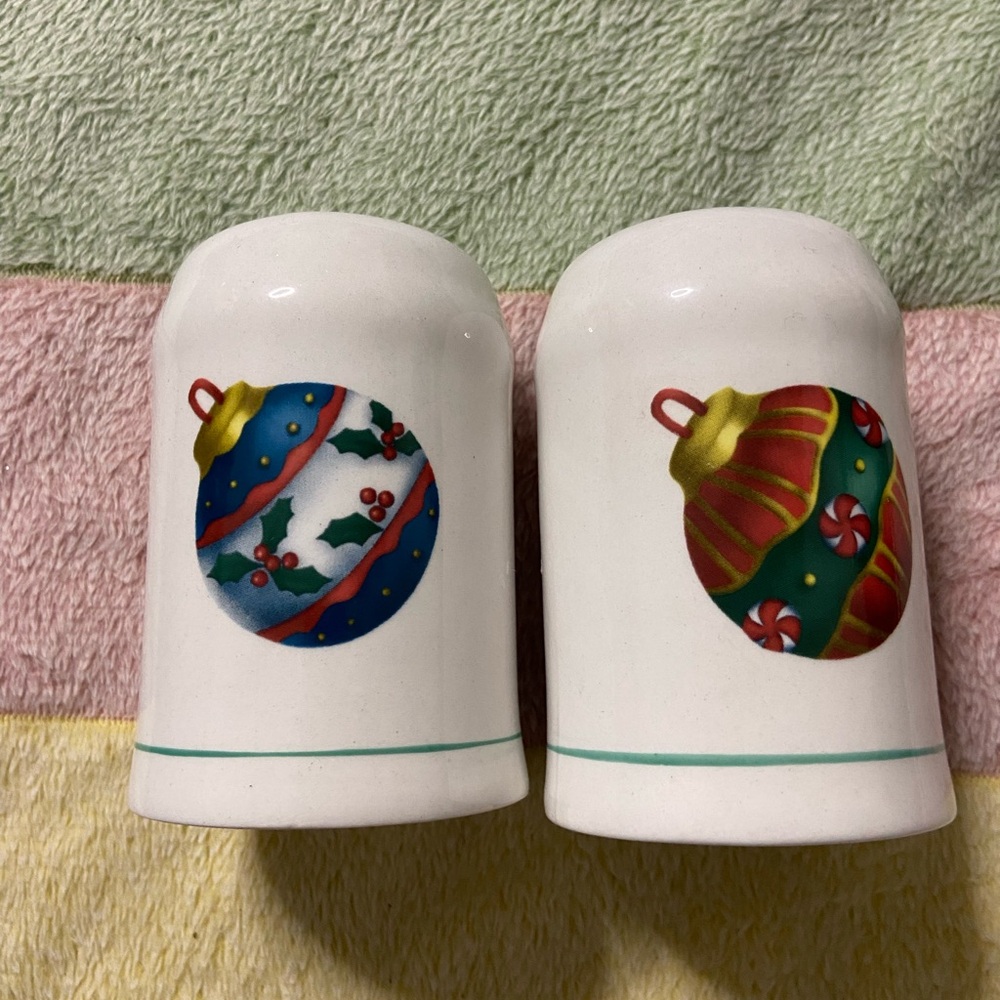 ATICO INTERNATIONAL White CHRISTMAS Salt & Pepper Shaker Set